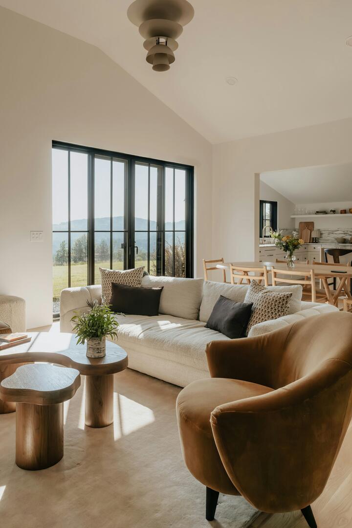 Neubau mit modernen Fenstern