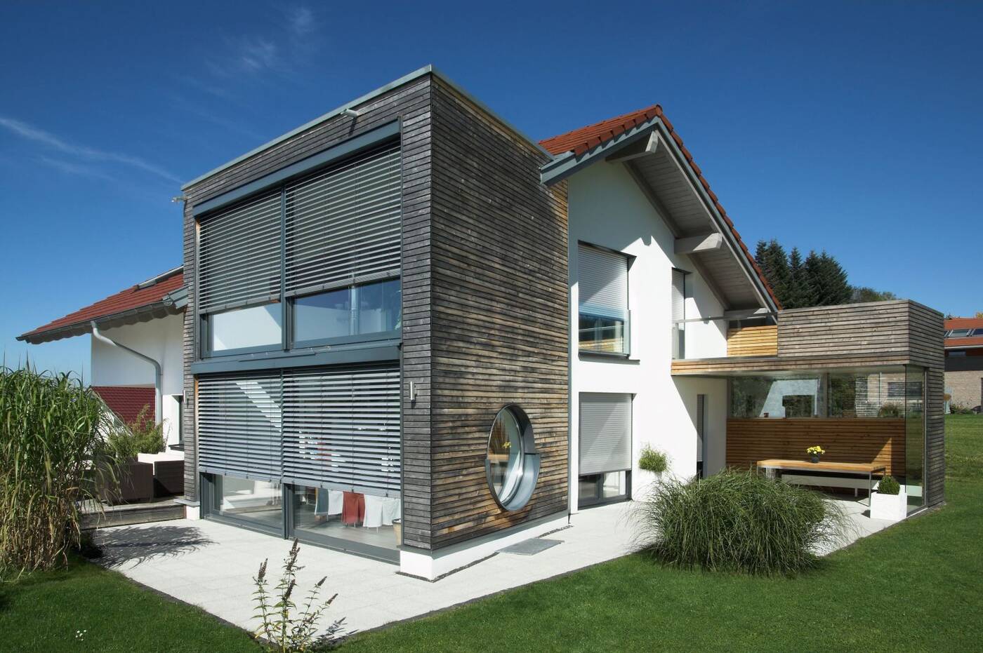 Moderne Raffstoren an Hausfassade